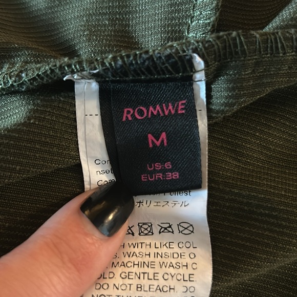 Short shorts - Picture 2 of 2